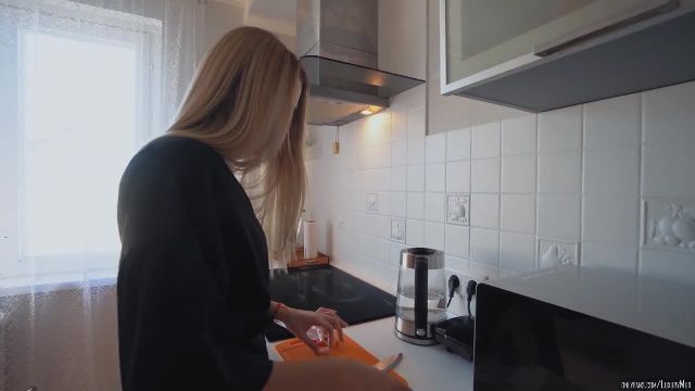 Мачеха любит трахаться везде - утром на кухне не исключение - 1