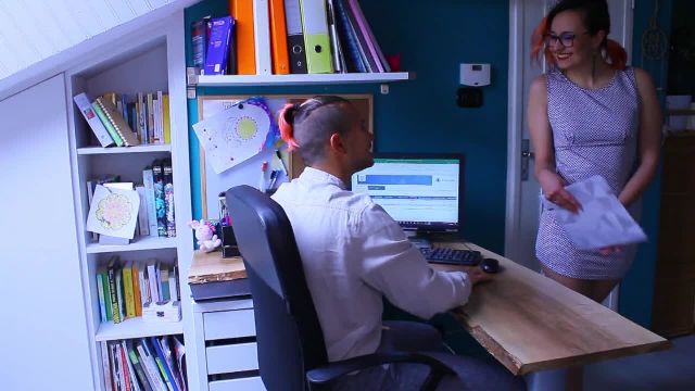 Я нанимаю новую девушку-интерна после необычного интервью с камшотом на лицо и сквиртом - 1