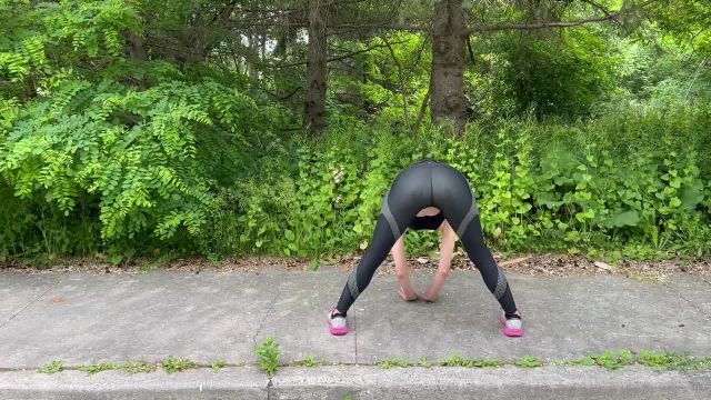 Жена трахается с двумя парнями и получает двойной кримпай на публике во время пробежки - 1