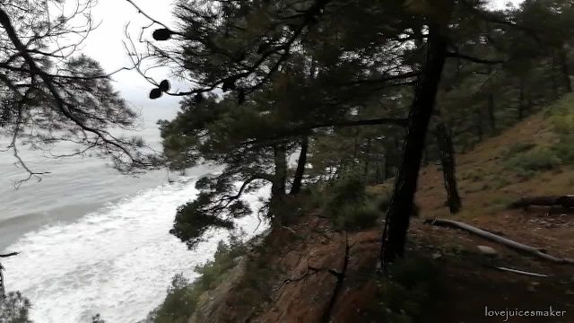 Не устояла перед штормом и кончила прямо у обрыва над морем - рисковая дрочка в кемпинге! - 1