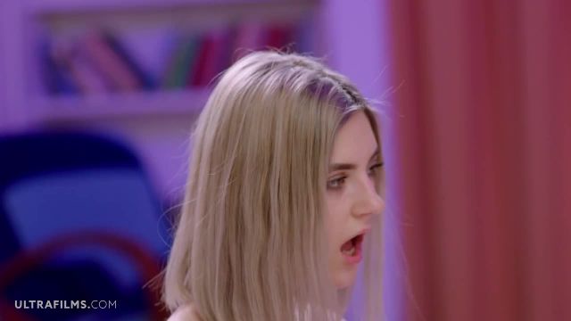 ULTRAFILMS Горячую блондинку Еву Элфи трахает ее спокойный парень